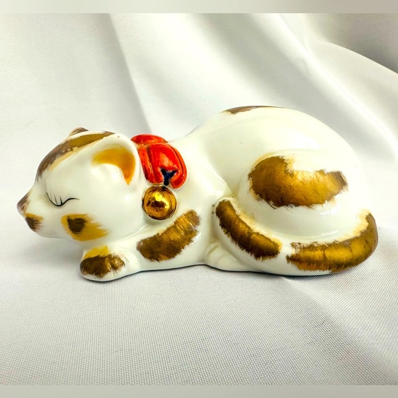 Kutani Nemuri-neko Sleeping Cat Figurine Porcelain Japanese Hand Painted - Picture 1 of 6